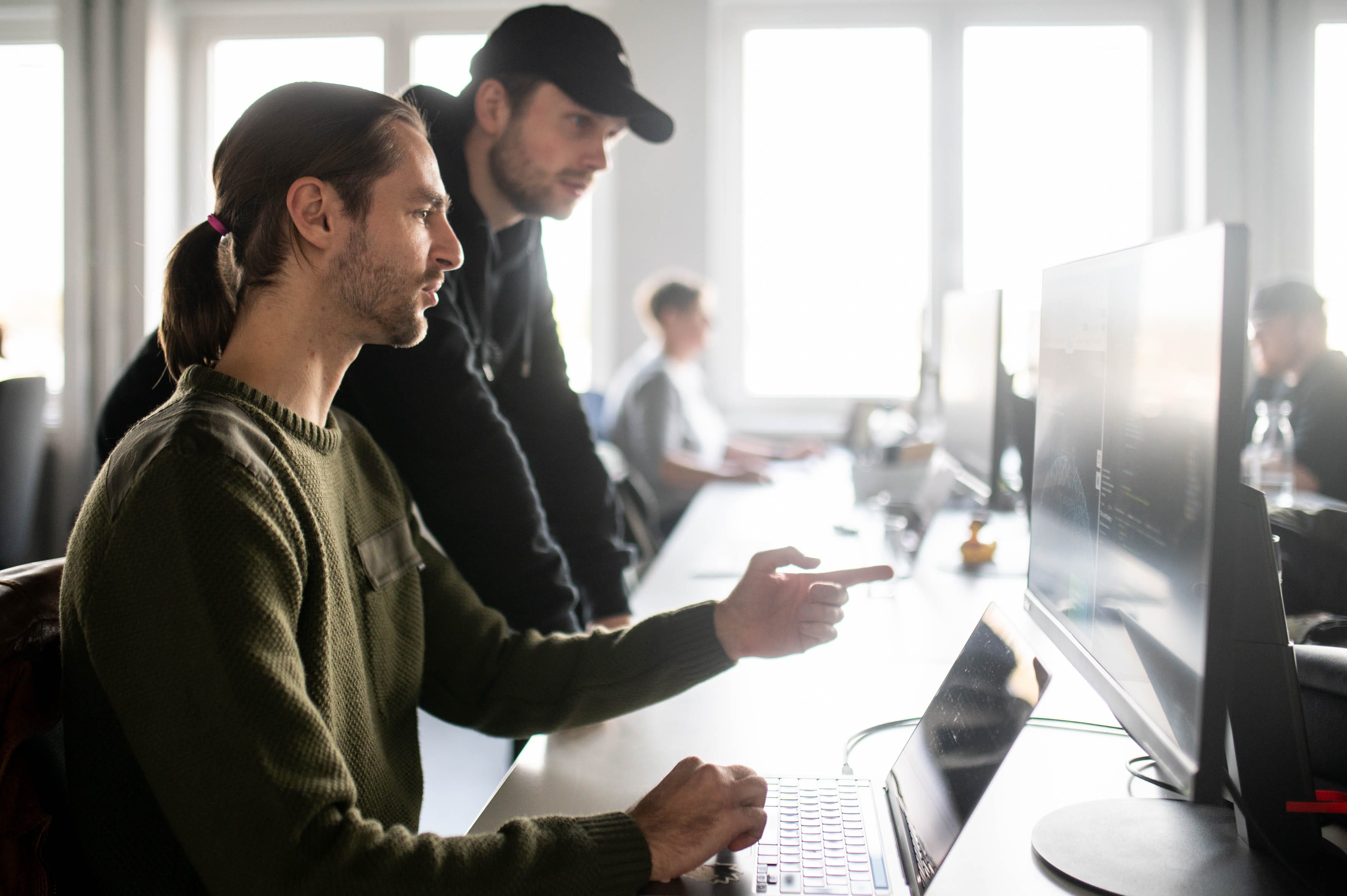 Zwei Entwickler von VOLL beim Pair Programming